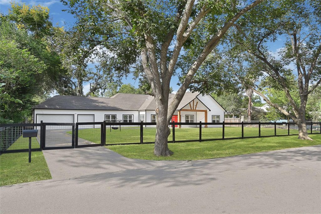 7045 Cayton Street, Houston, TX 77061