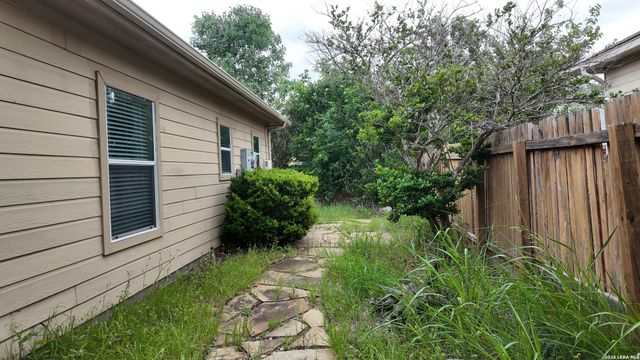 14407 BARN CT, Elmendorf, TX 78112
