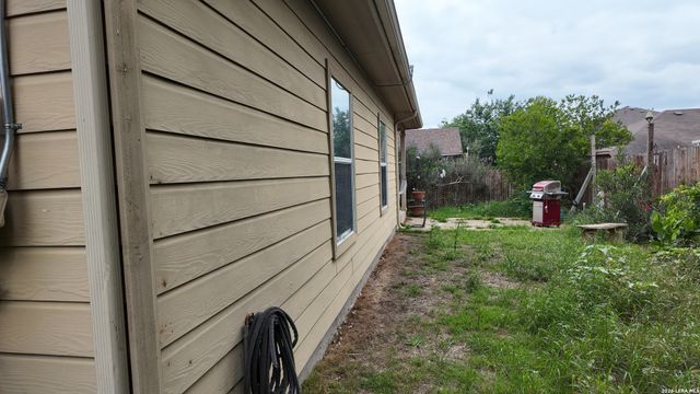 14407 BARN CT, Elmendorf, TX 78112