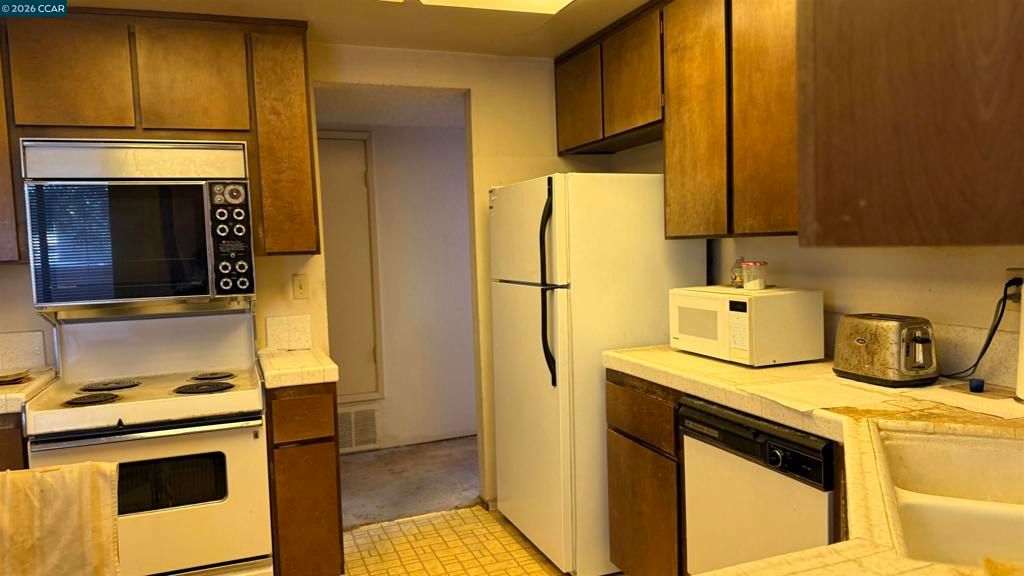 Image 6 of property listing at 748 Aries Ln, Foster City, CA 94404