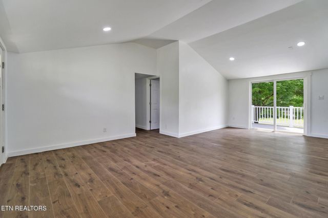 1095 Franklin Rd, Jamestown, TN 38556