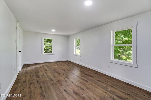 1095 Franklin Rd, Jamestown, TN 38556