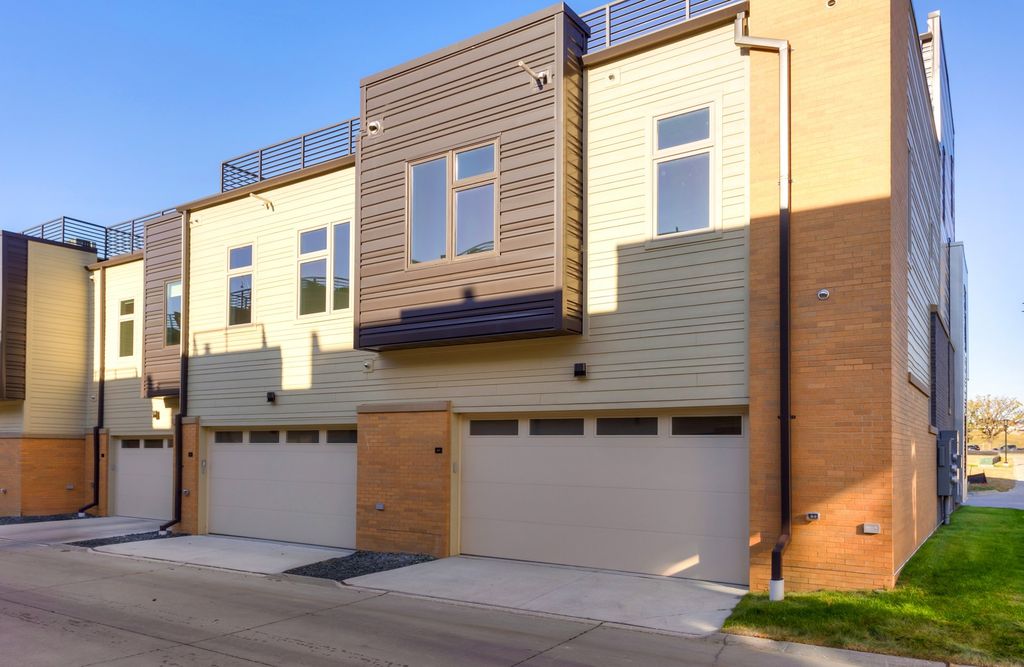 859 E 2nd Street, Des Moines, IA 50309