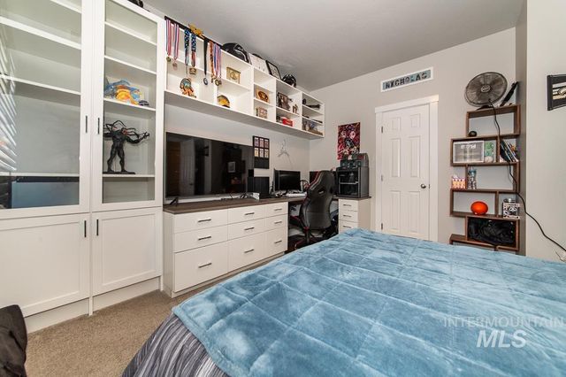 946 W Smallwood Ct, Kuna, ID 83642