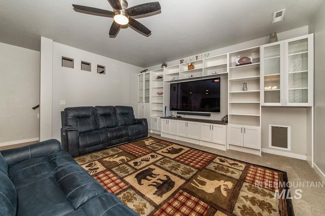 946 W Smallwood Ct, Kuna, ID 83642