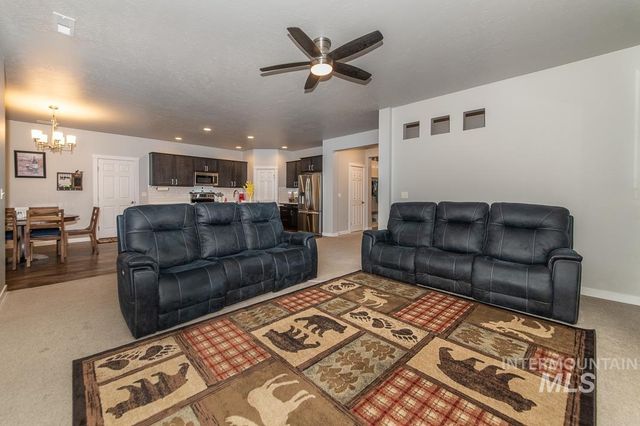 946 W Smallwood Ct, Kuna, ID 83642