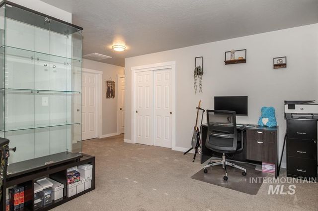 946 W Smallwood Ct, Kuna, ID 83642