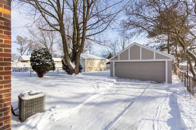 24536 Rosebud Avenue, Eastpointe, MI 48021