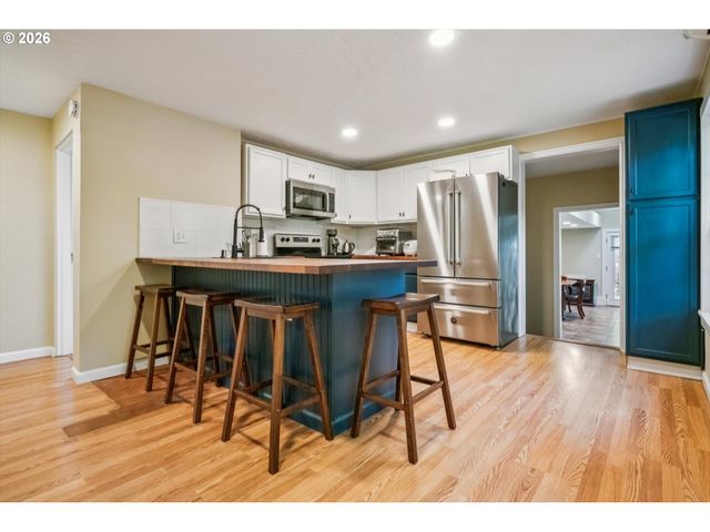 2266 Se TORBANK Rd, Milwaukie, OR 97222