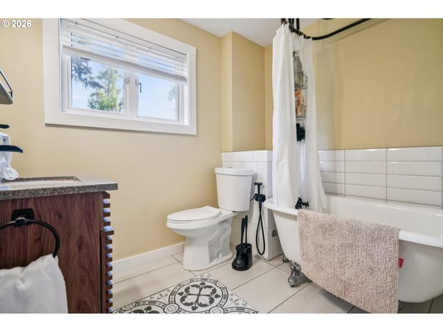 2266 Se TORBANK Rd, Milwaukie, OR 97222
