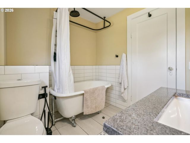 2266 Se TORBANK Rd, Milwaukie, OR 97222
