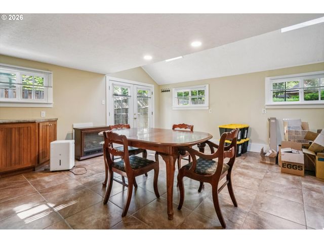 2266 Se TORBANK Rd, Milwaukie, OR 97222