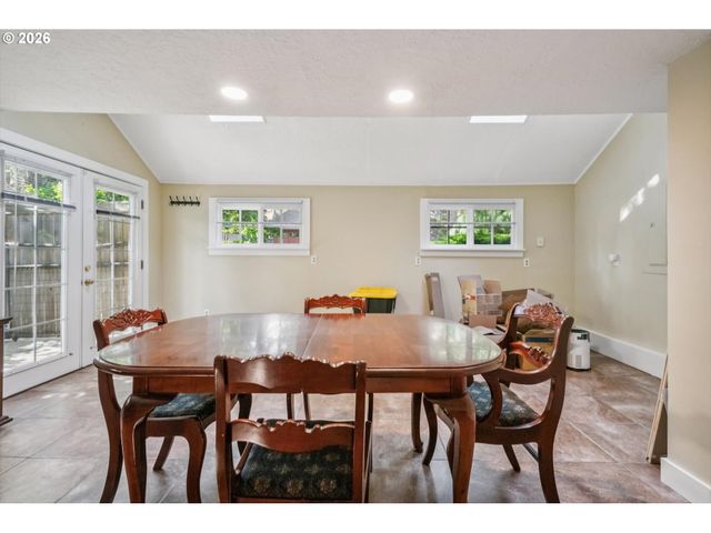 2266 Se TORBANK Rd, Milwaukie, OR 97222