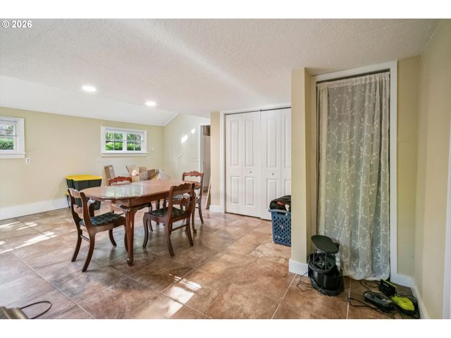 2266 Se TORBANK Rd, Milwaukie, OR 97222