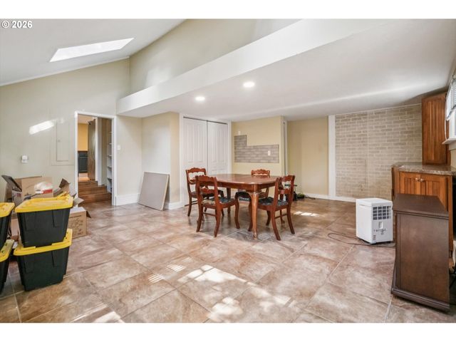 2266 Se TORBANK Rd, Milwaukie, OR 97222