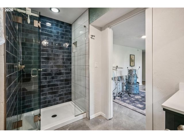 2266 Se TORBANK Rd, Milwaukie, OR 97222