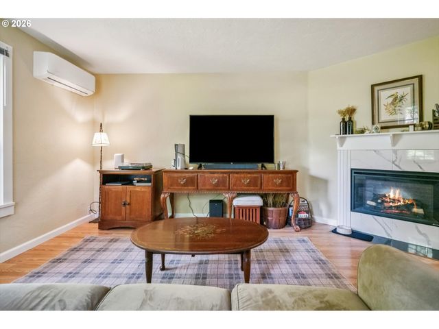 2266 Se TORBANK Rd, Milwaukie, OR 97222