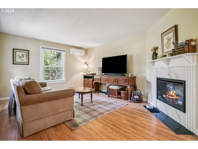 2266 Se TORBANK Rd, Milwaukie, OR 97222