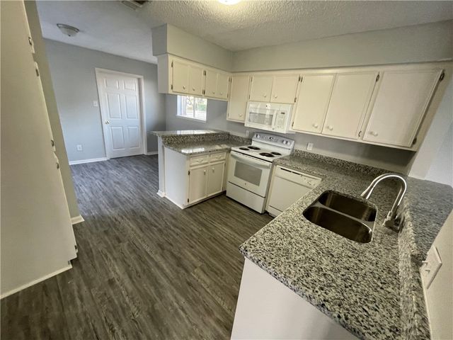 2020 Oak Ridge Dr, Portland, TX 78374