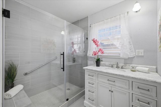 800 Brownstone Street, Euless, TX 76039