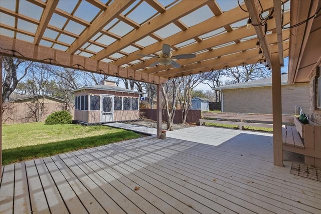 800 Brownstone Street, Euless, TX 76039