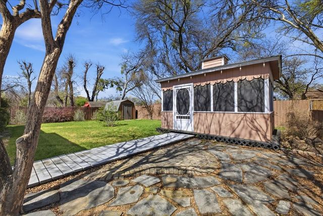 800 Brownstone Street, Euless, TX 76039