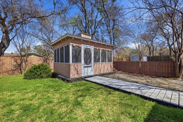 800 Brownstone Street, Euless, TX 76039