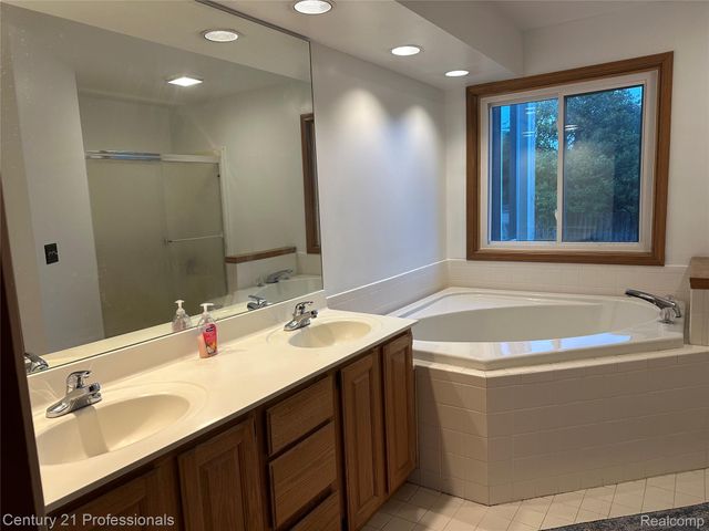 12220 Moceri Drive, Grand Blanc, MI 48439
