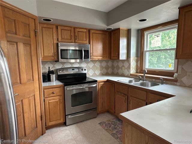 12220 Moceri Drive, Grand Blanc, MI 48439