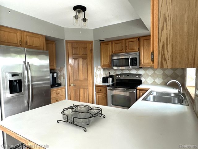 12220 Moceri Drive, Grand Blanc, MI 48439