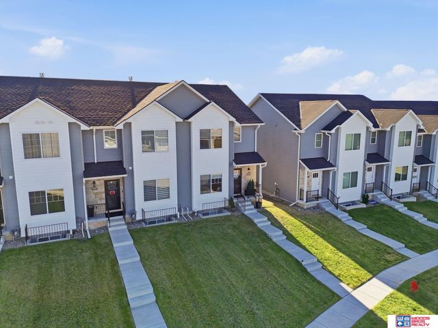 9533 Duckhorn Drive, Lincoln, NE 68526