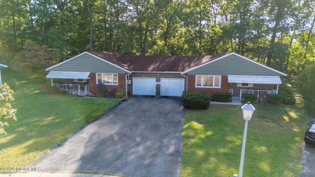7 Bellflower Court, Toms River, NJ 08755