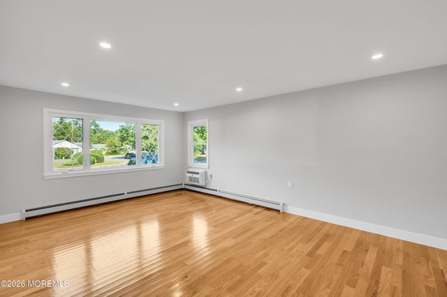 7 Bellflower Court, Toms River, NJ 08755