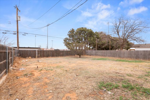 127 Flint Avenue, Levelland, TX 79336