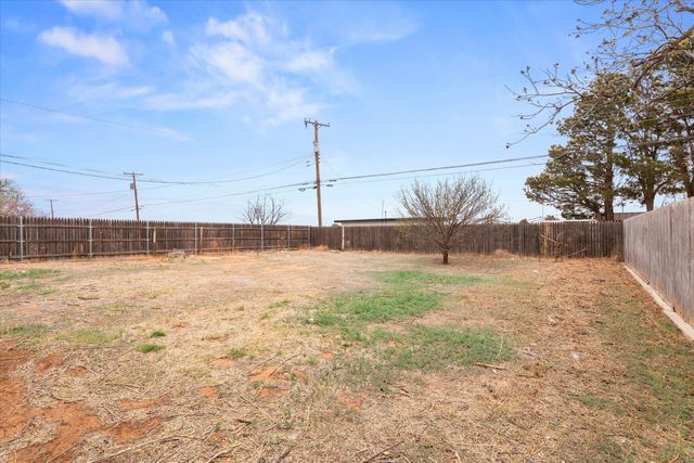 127 Flint Avenue, Levelland, TX 79336