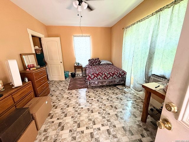 1110 W LYNWOOD AVE, San Antonio, TX 78201
