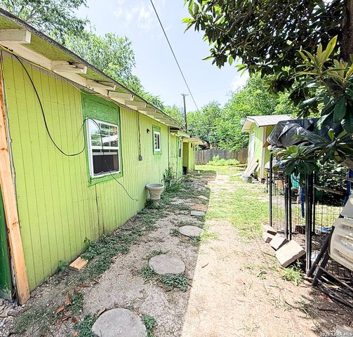 1110 W LYNWOOD AVE, San Antonio, TX 78201