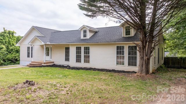 1604 4th Street NE, Hickory, NC 28601