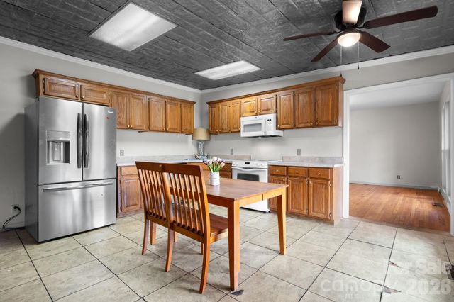 1604 4th Street NE, Hickory, NC 28601