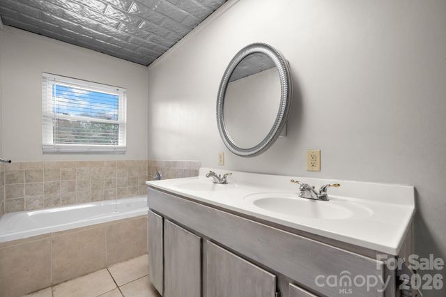 1604 4th Street NE, Hickory, NC 28601
