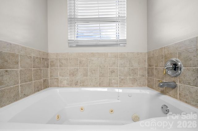 1604 4th Street NE, Hickory, NC 28601