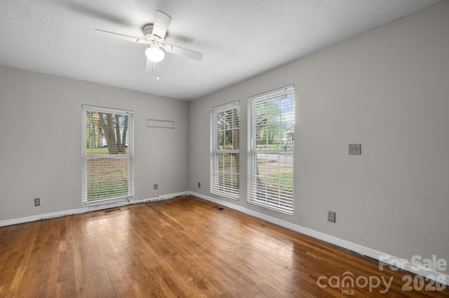 1604 4th Street NE, Hickory, NC 28601