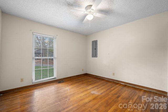 1604 4th Street NE, Hickory, NC 28601