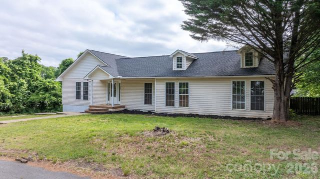 1604 4th Street NE, Hickory, NC 28601