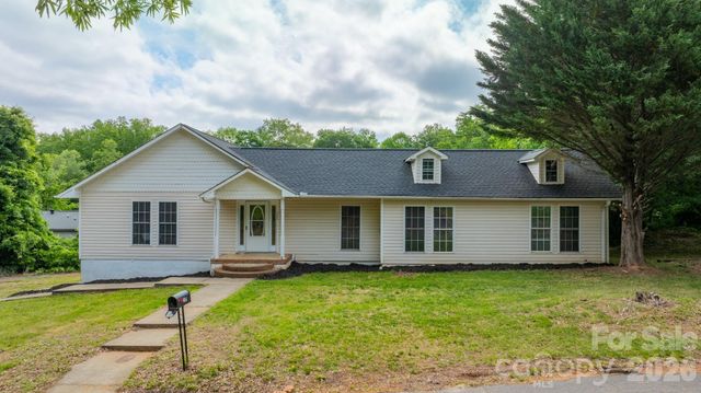 1604 4th Street NE, Hickory, NC 28601