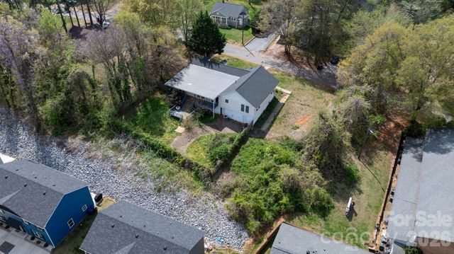 1604 4th Street NE, Hickory, NC 28601