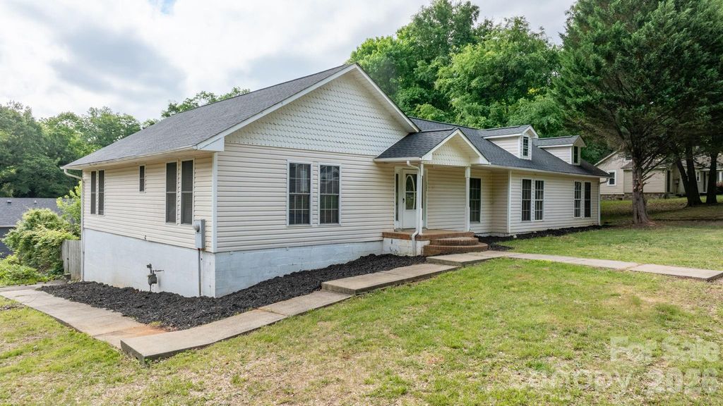 1604 4th Street NE, Hickory, NC 28601