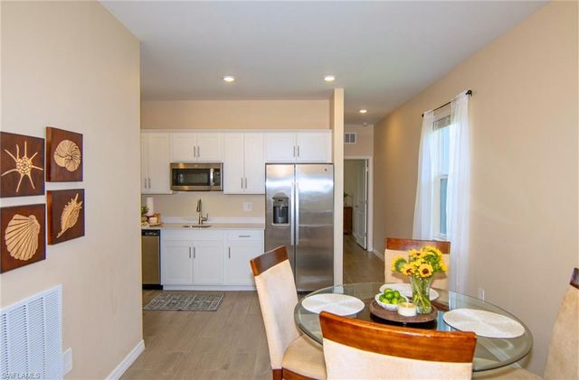 2433 Avocado LN, Naples, FL 34120