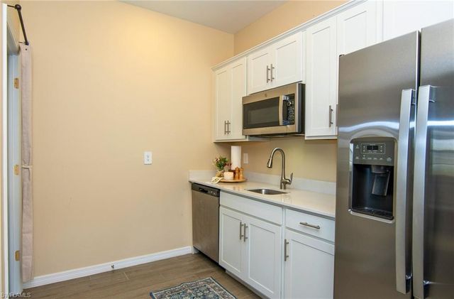 2433 Avocado LN, Naples, FL 34120