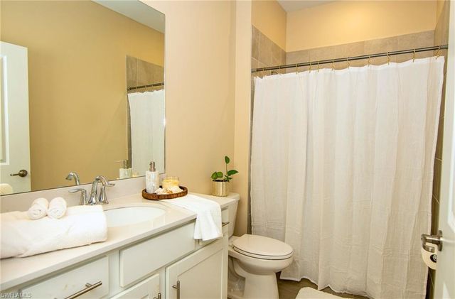 2433 Avocado LN, Naples, FL 34120